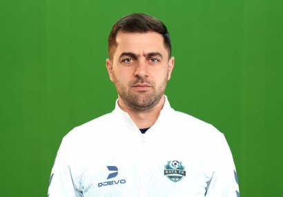 "Qarabağ"ın məşqçi heyətinin rəqibin ilk hissədəki oyununu təhlil etməsi..." - Elgiz Kərəmli