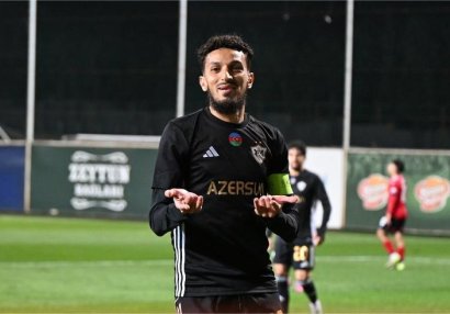 Zubir "Qarabağ"da yubiley qolunu vurdu