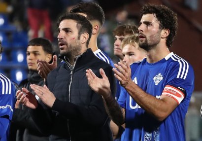 Fabreqas "Barselona"nın futbolçusunu yanına aparır