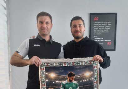 Azərbaycanlı məşqçidən Nuri Şahinə xüsusi hədiyyə - FOTO