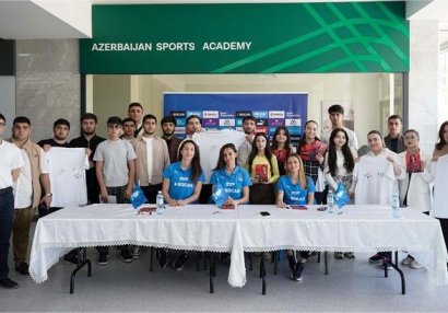 Millinin üzvləri azarkeşlərlə görüşdülər