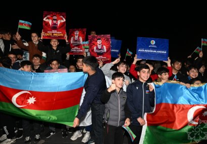 Avropa çempionu olan sərbəst güləş üzrə Azərbaycan millisi Vətənə qayıdıb