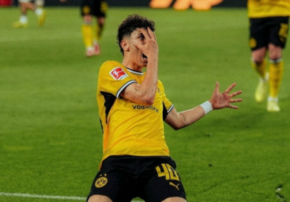 Dortmund "Borussiya"sı 18 yaşlı forvardla yeni müqavilə bağladı - RƏSMİ