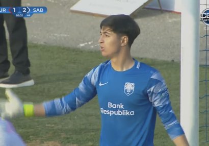 "Sabah"ın gənc qapıçısı meydana köhnə loqolu forma ilə çıxdı