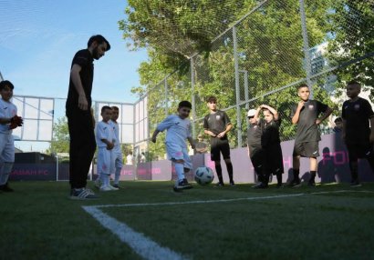 İçərişəhərdə futbol meydançasının açılışı oldu
