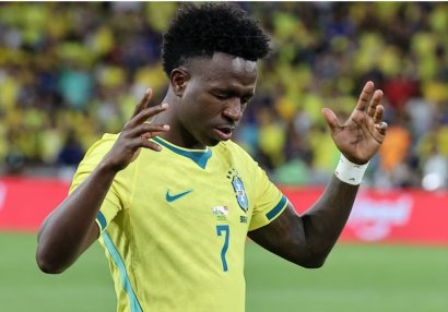 Vinisius Ronaldinyoya çatdı