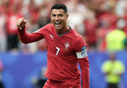 FİFA Ronaldunu mükafatlandırdı - FOTO