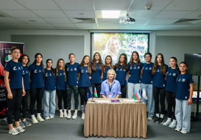 Yelena Şabovta yeniyetmə və gənc voleybolçularla görüşdü