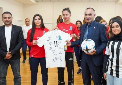 Azərbaycanın qadın futbolçuları Qarabağ Universitetində tələbələrlə görüşdülər