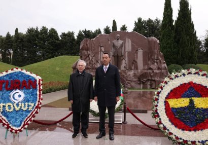 "Turan Tovuz" ilə "Fənərbağça"nın nümayəndələri Heydər Əliyevin məzarını və Şəhidlər xiyabanını ziyarət etdilər