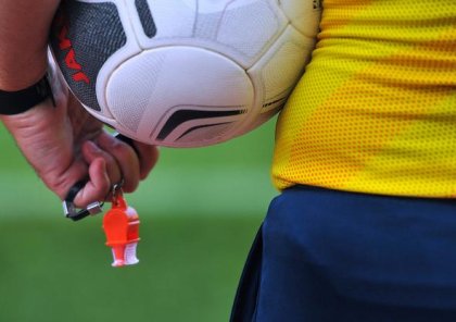 İtaliyalı hakimi qarğışa görə futboldan uzaqlaşdırdılar