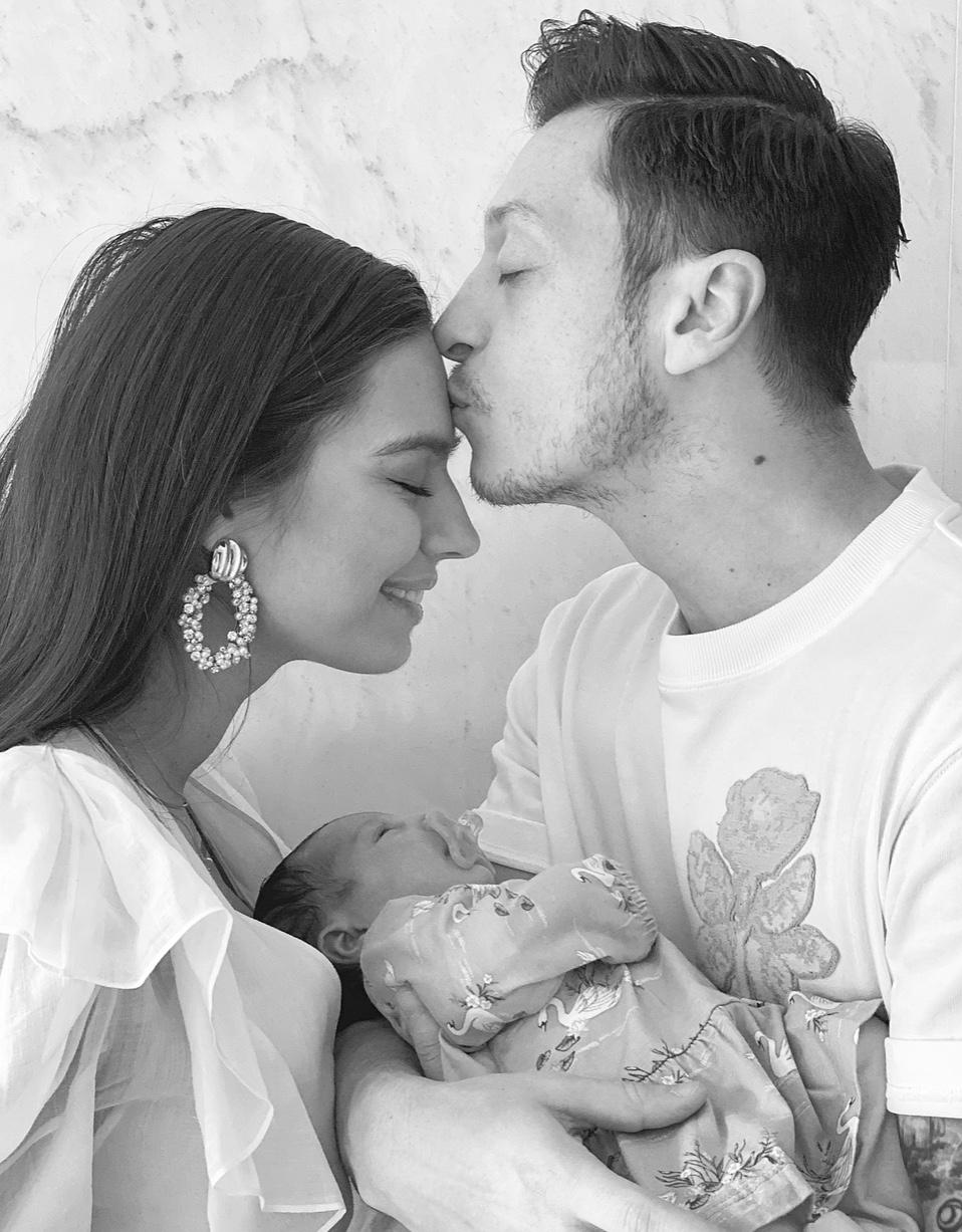 Özil ata oldu - FOTO