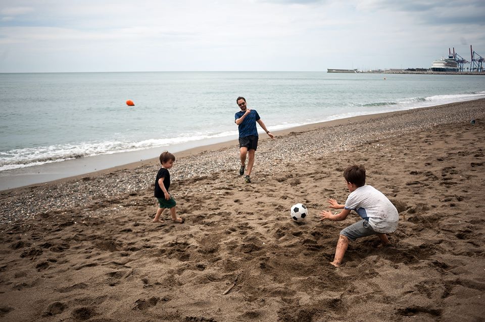 Karantin rejiminin yumşaldılmasını futbol oynamaqla "qeyd etdilər" - FOTOLAR