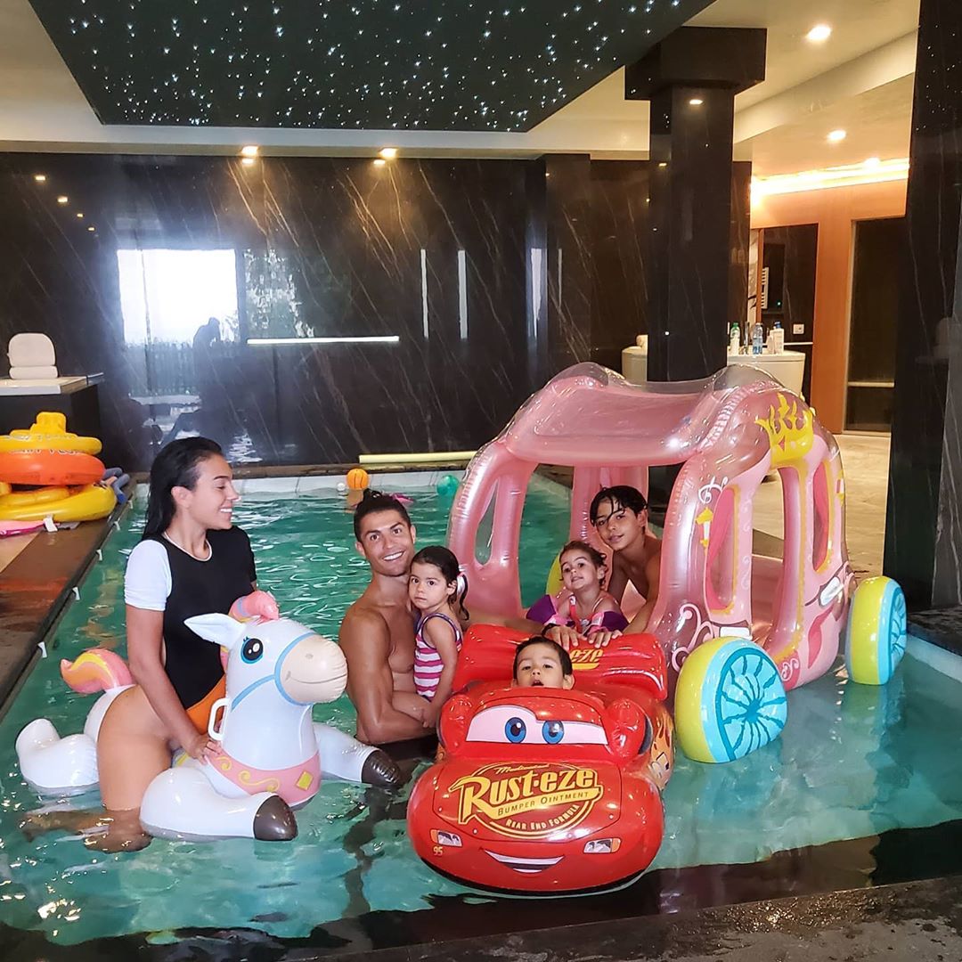 Ronaldunun sevgilisi hovuzda çəkilmiş yeni FOTO paylaşdı