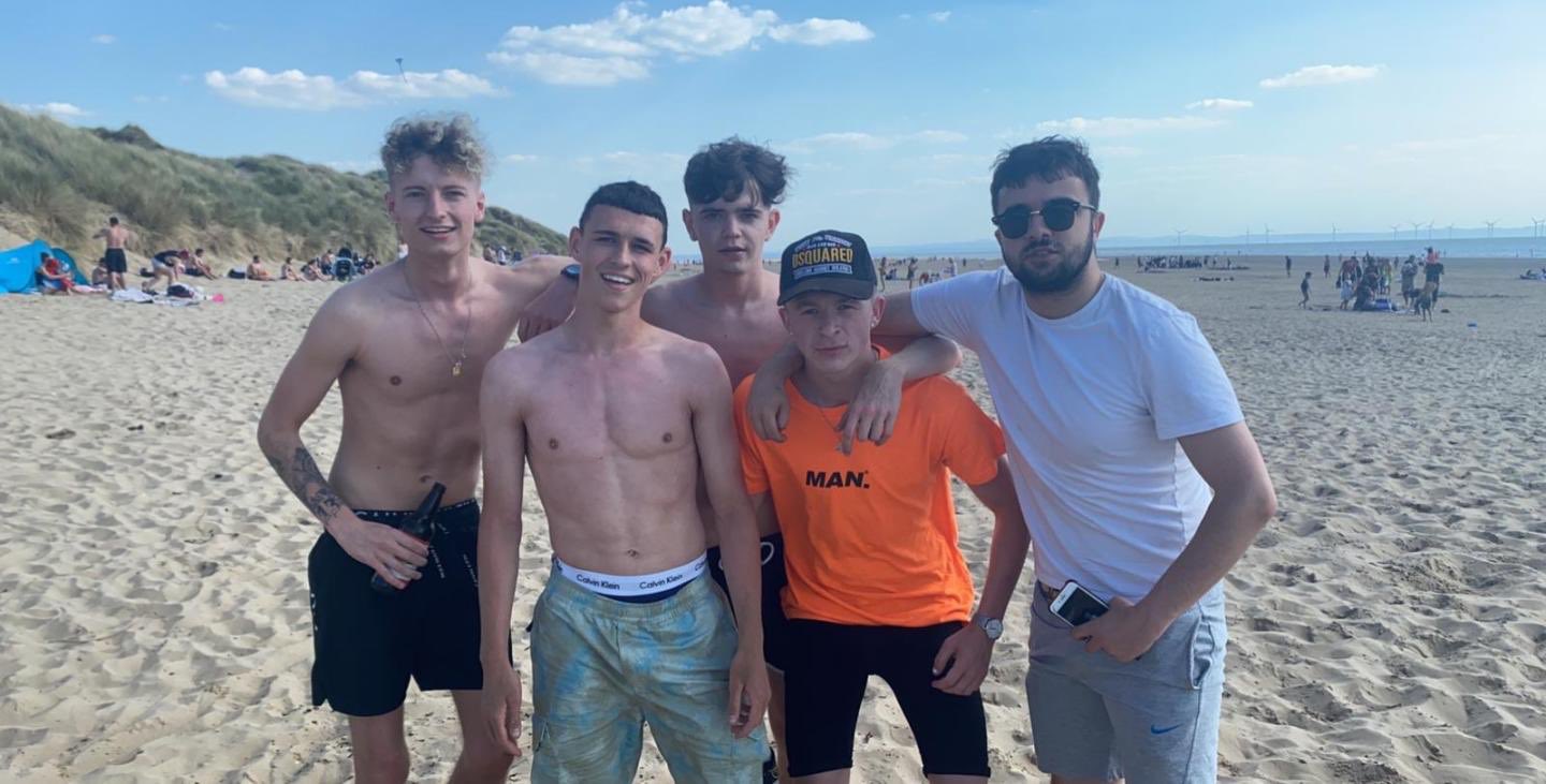 Çimərlikdə futbol oynadı, sosial məsafə qaydalarını pozdu - FOTO