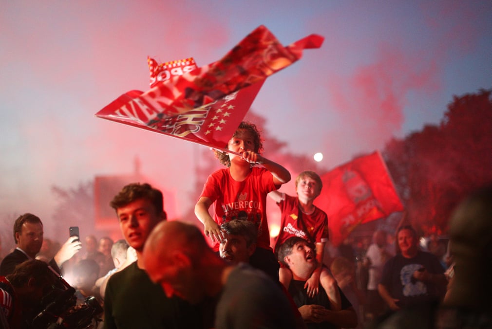 "Liverpul" azarkeşləri çempionluğu belə bayram etdilər - FOTOLAR