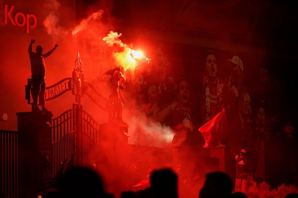 "Liverpul" azarkeşləri çempionluğu belə bayram etdilər - FOTOLAR