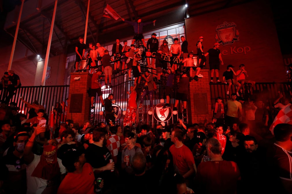 "Liverpul" azarkeşləri çempionluğu belə bayram etdilər - FOTOLAR