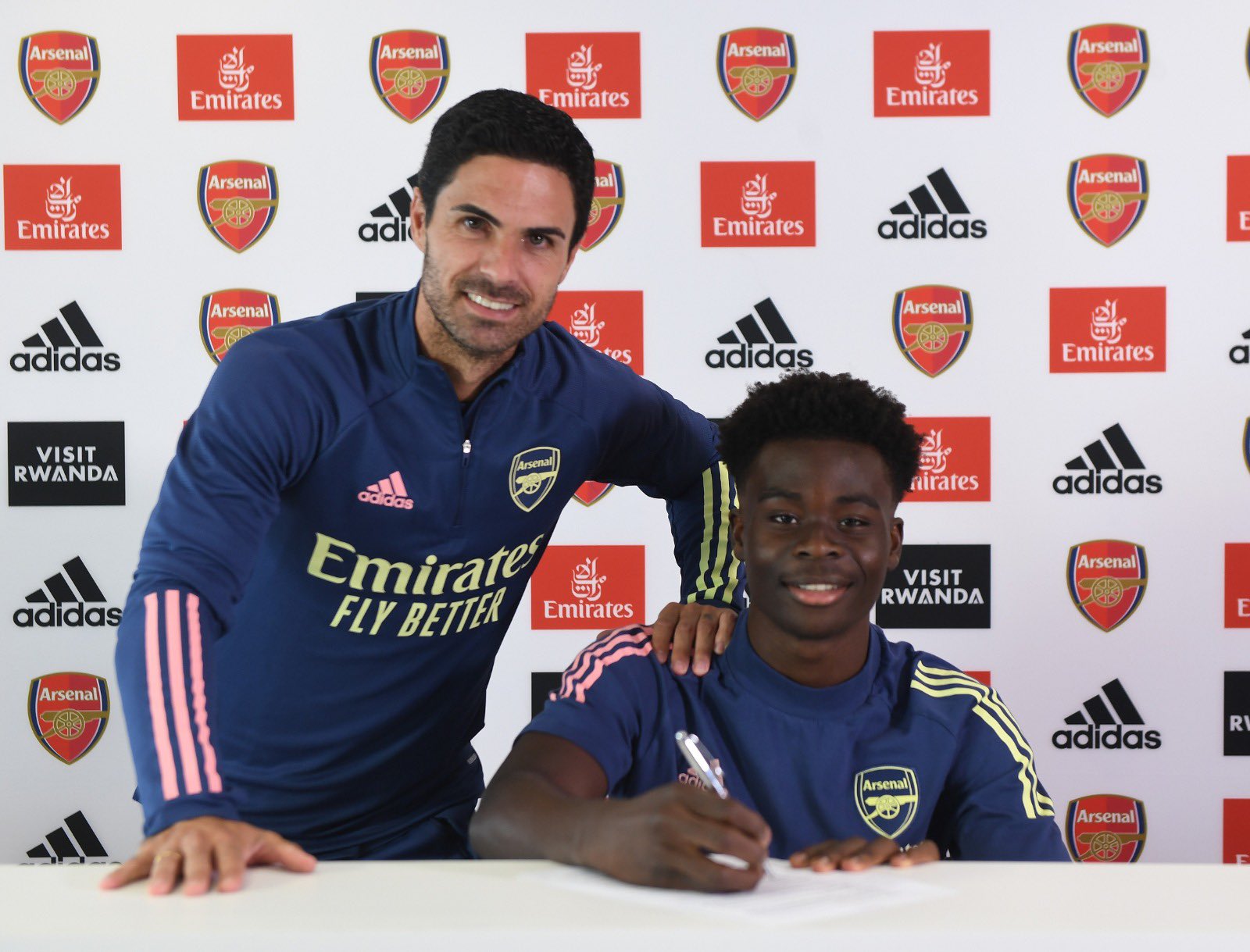 "Arsenal"da yeni müqavilə - FOTOLAR