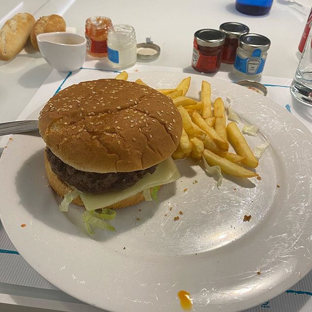 "Real"ın ulduzu çempionluğu fastfud yeyərək qeyd etdi - FOTO