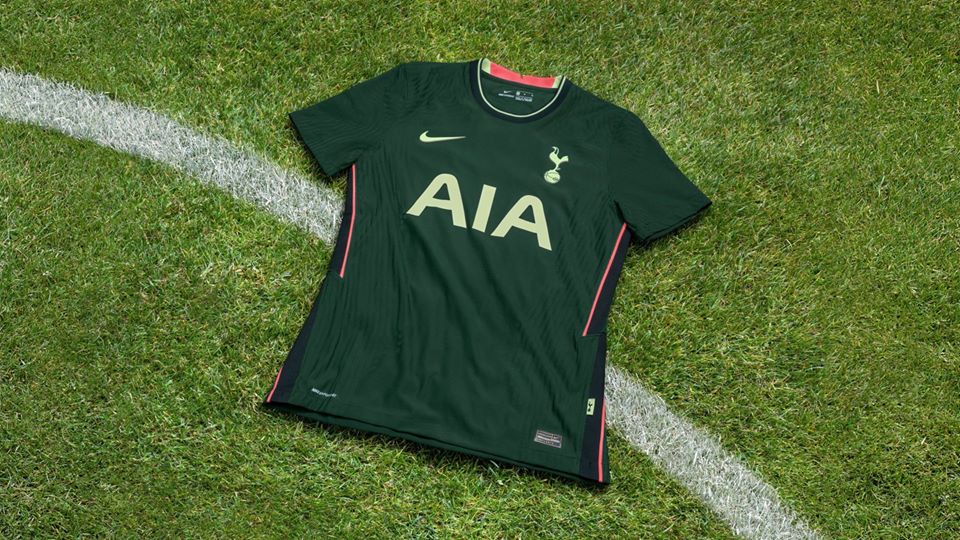 "Tottenhem" yeni formalarını təqdim etdi - FOTOLAR