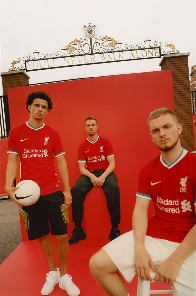 "Liverpul"un yeni forması - FOTOLAR