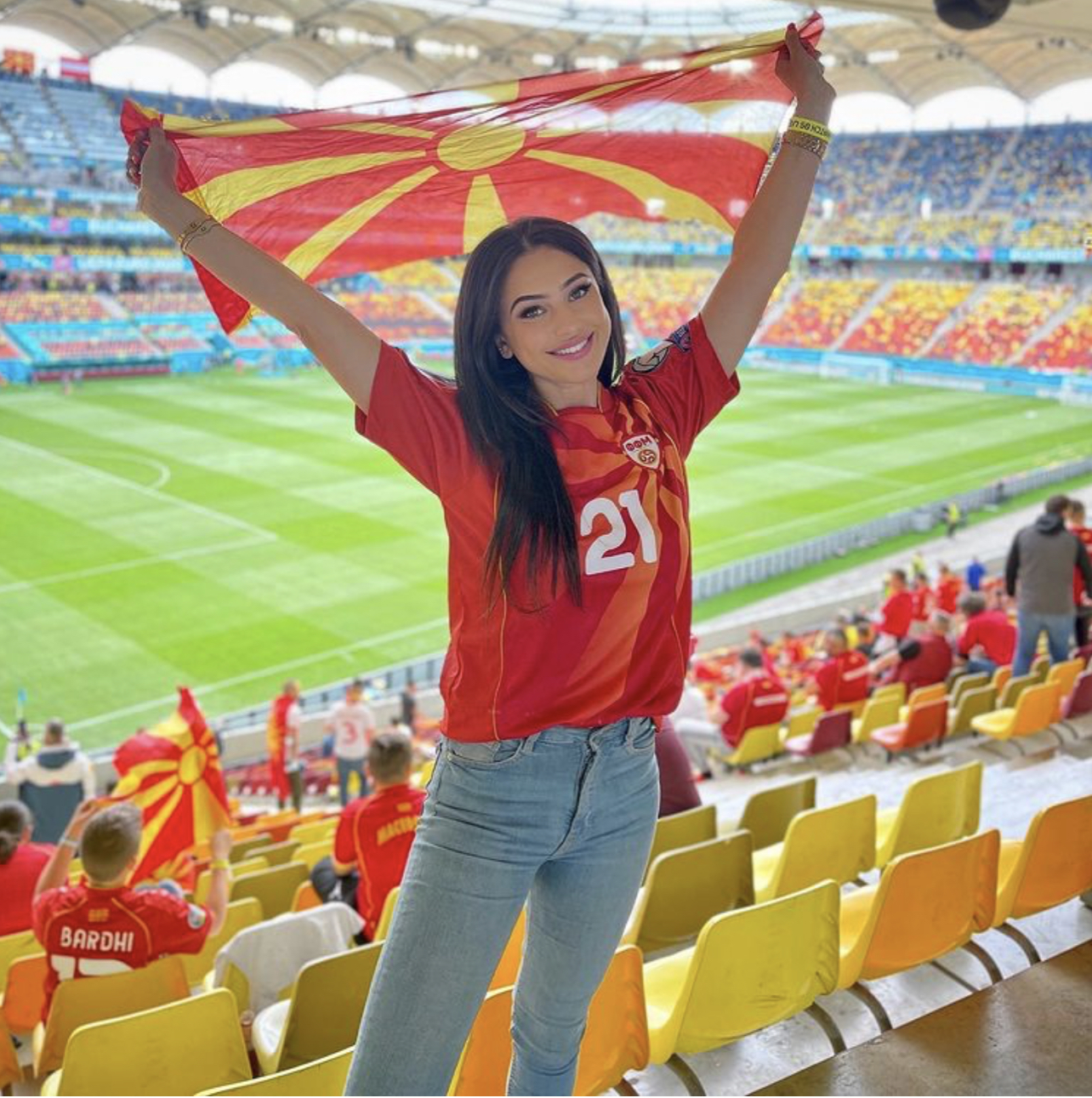 11 stadionun gözəlləri: Siyahıda “CBC Sport”un aparıcısı da var - FOTOLAR
