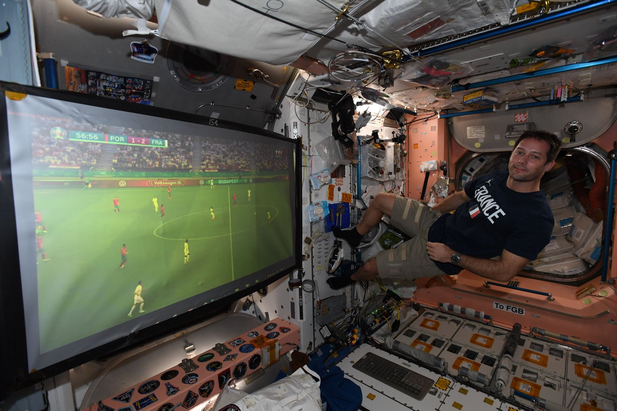 Görün fransalı kosmonavt Portuqaliya ilə matça harda baxıb - FOTO
