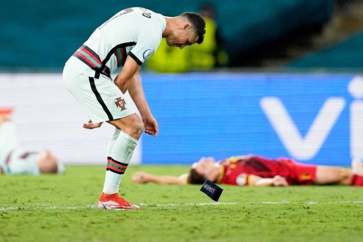 Ronaldu kapitan sarğısını yerə çırpdı - FOTO