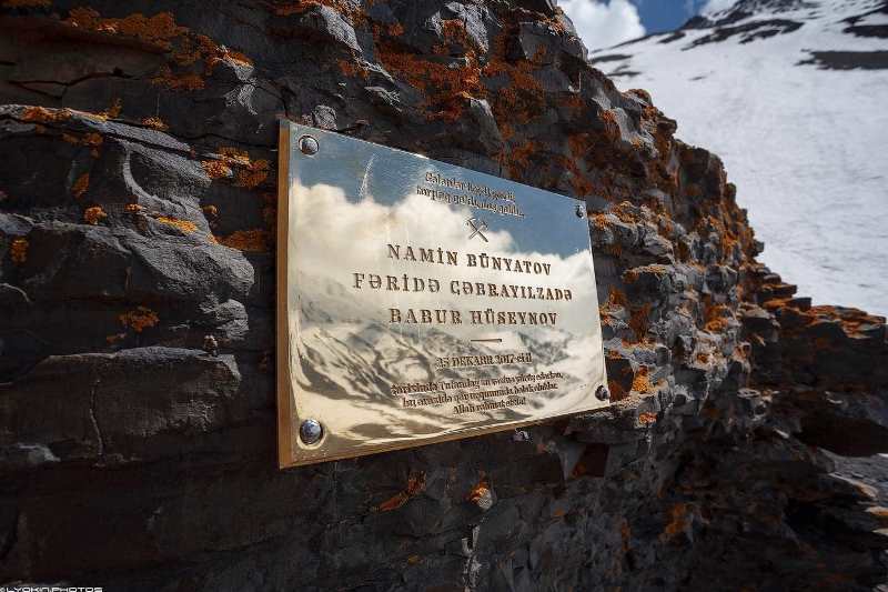Tufandağda alpinistlərin xatirəsinə qoyulan bürünc lövhə oğurlandı - FOTO
